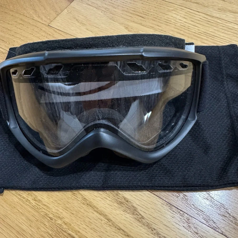 Women’s ski goggles
